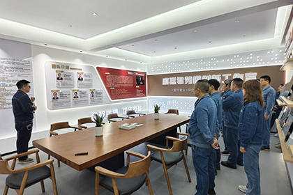 top1体育股份公司工会组织广大员工参观劳模和工匠创新工作室及诗书画院